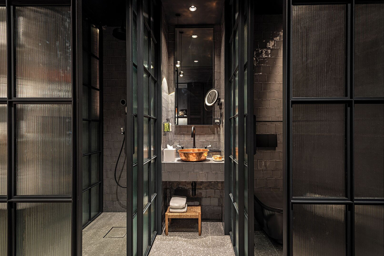 Bathroom shower, Docas Hotel Lisbon, Lisbon