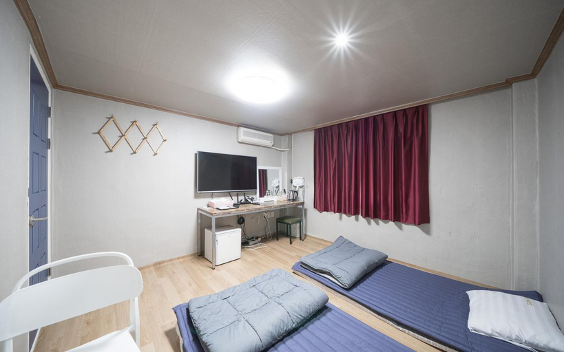 Bedroom 4, Gyeongsan Dongsan, Dong