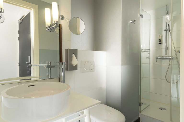 Bathroom 5, Hôtel du triangle d’or – Proche Madeleine, Paris