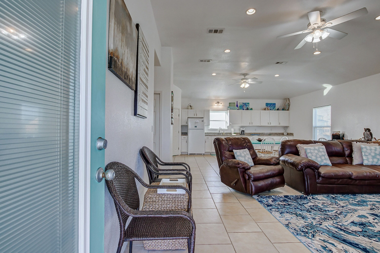 Living area 5, Molly's Place 3 Bedroom Home, Galveston