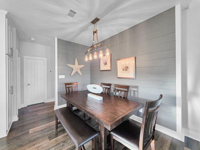 Dining 3, Seashell Shack On Shrimp 3 Bedroom Home, Galveston
