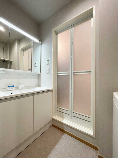 Bathroom 3, Ex magazzino, Ōta