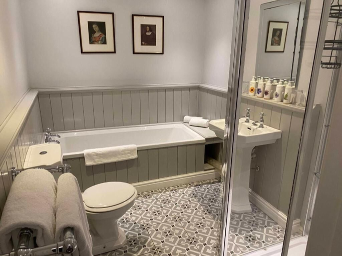 Bathroom 4, The Bull Inn, Suffolk