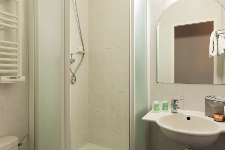 Bathroom 4, B&B HOTEL Mulhouse Kingersheim, Haut-Rhin