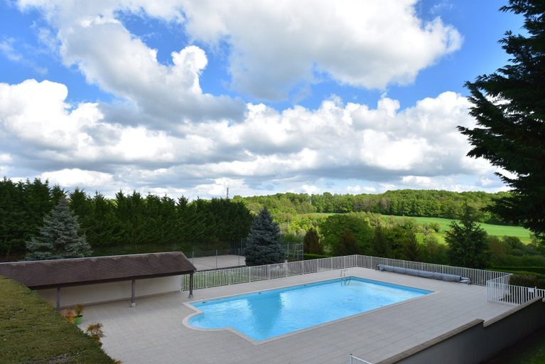 Pool 4, Charming Holiday Home With Pool and Pond, Indre