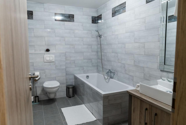 Bathroom, Rengo Panzio, Ráckeve