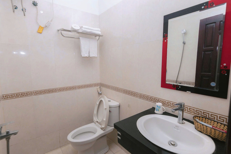 Bathroom 4, Cong Thuong Hotel, Da Nang
