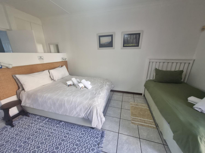 Bedroom 2, Crowned Crane, Buffalo City
