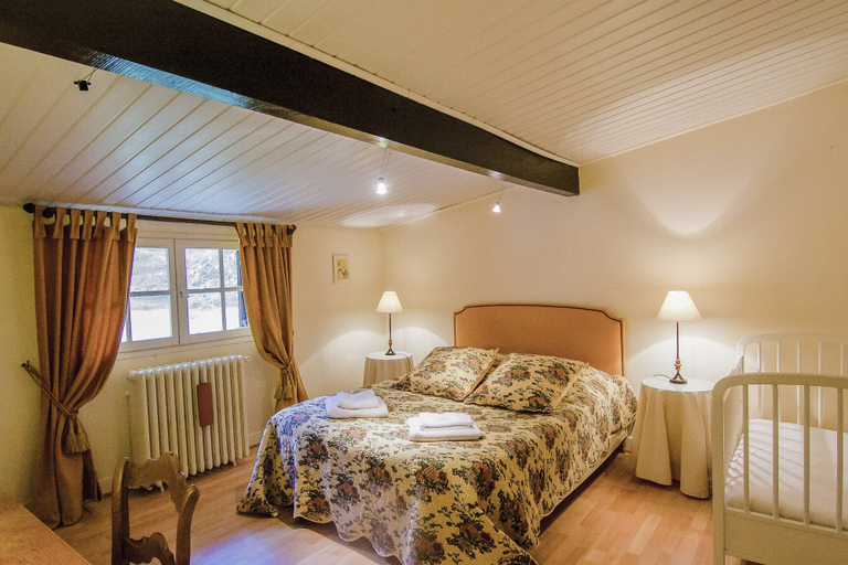 Room 5, Mansion in Bourgnac With Garden, Dordogne