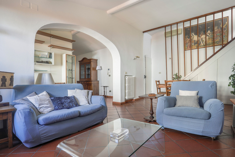 Others 5, Bright Last-Floor Apartment with Terrace, Florence