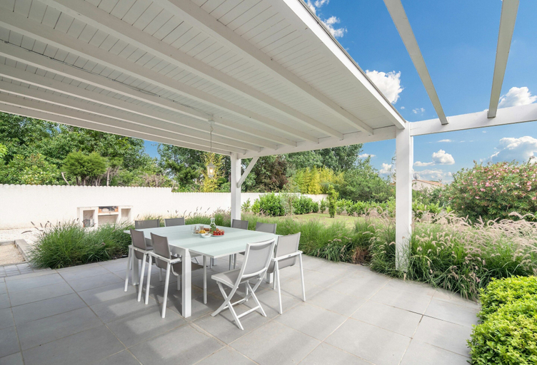 Balcony 4, Villa in Occitanie With Private Pool, Hérault