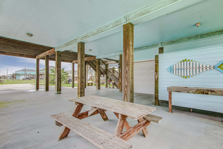 Outdoor dining 2, The Bungaleaux 3 Bedroom Home, Galveston