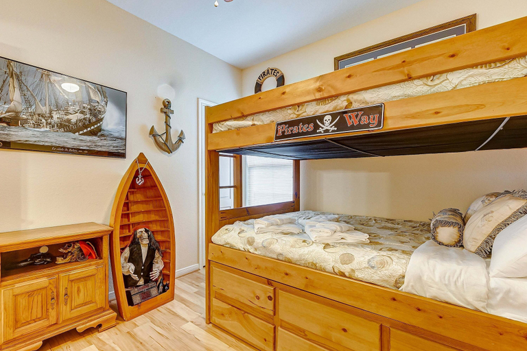 Room 2, Sharkyfin's Ii 3 Bedroom Home, Galveston