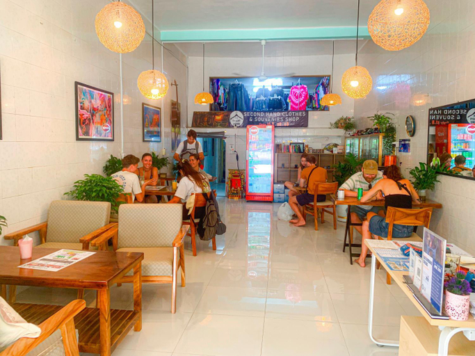 Food & Drinks, Social Backpacker Hostel & Rooftop Bar, Svay Pao