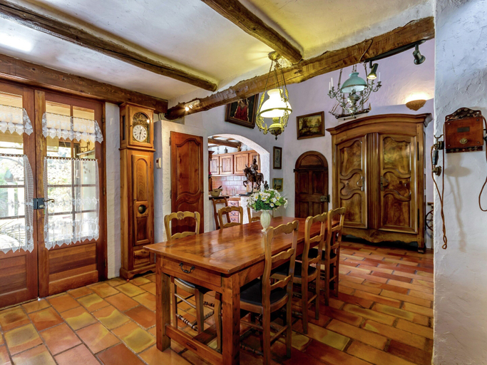 Dining 2, Holiday Home in Le Luc With Pool & Vineyards, Var