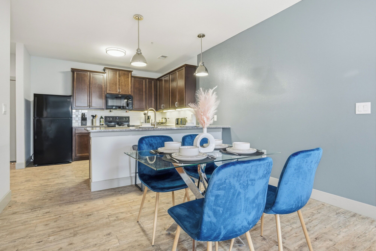 Dining 4, Vue by Stylish Stays, Marion