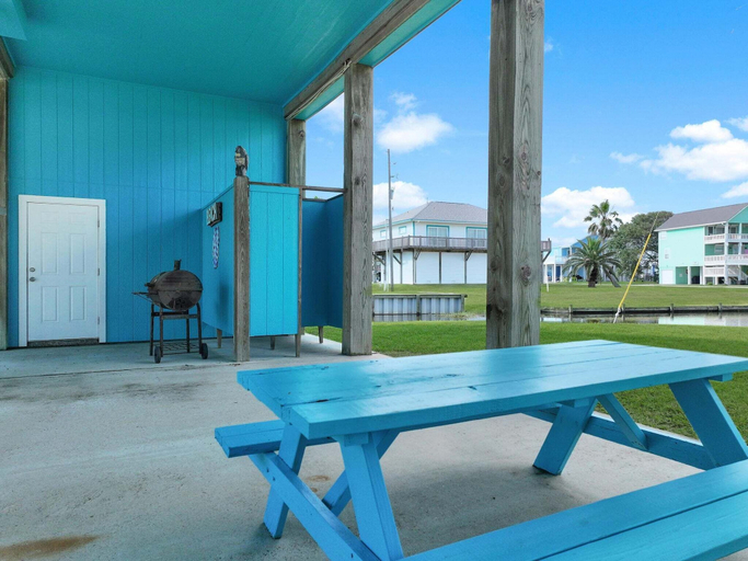 Outdoor dining 5, Surf's Up 3 Bedroom Home, Galveston