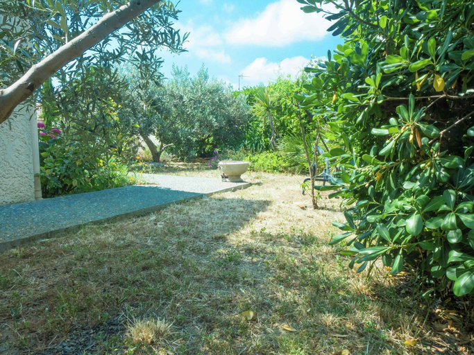 Garden 2, Chic Narbonne Pool Retreat, Aude
