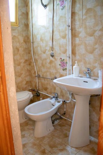 Bathroom 5, A cast b&b, Taranto