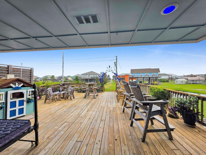 Outdoor dining 2, Blue Heaven 4 Bedroom Home, Galveston