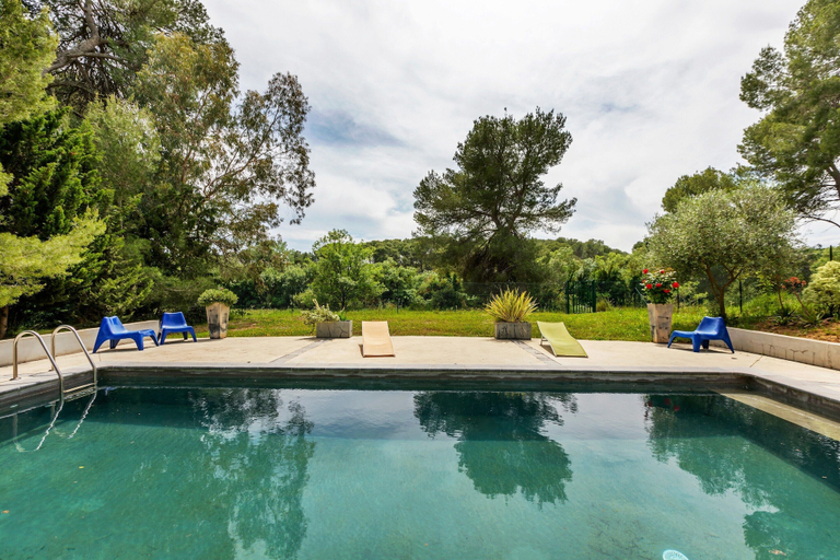 Pool 5, Flat in a Beautiful Building With Pool, Hérault
