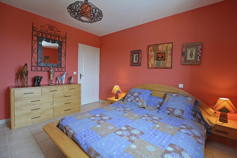 Room 2, Tranquil Villa With Pool View, Gard