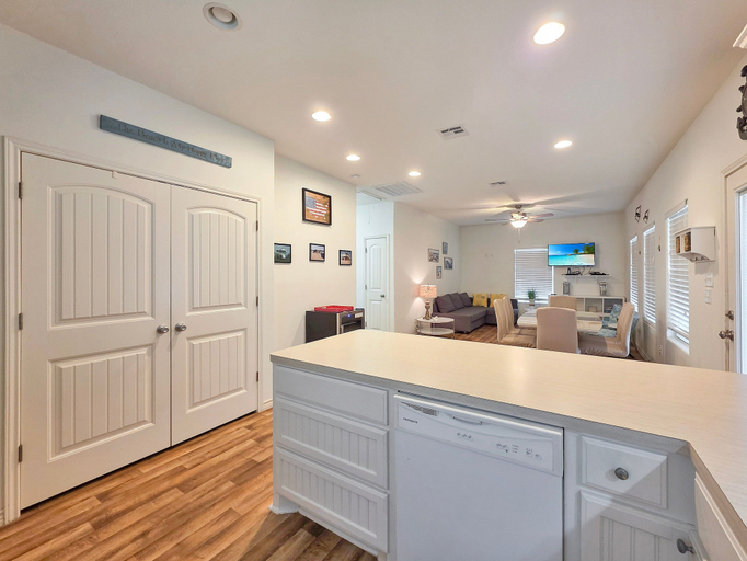 Interior 2, Kc's Sunshine 2 Bedroom Home, Galveston