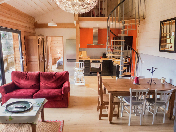Dining 2, Cozy Countryside Escape in Auvergne, Haute-Loire