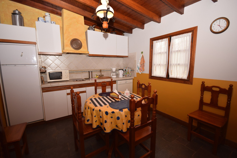 Private kitchen 3, Cave House in Tenerife With Pool and Beach, Santa Cruz de Tenerife