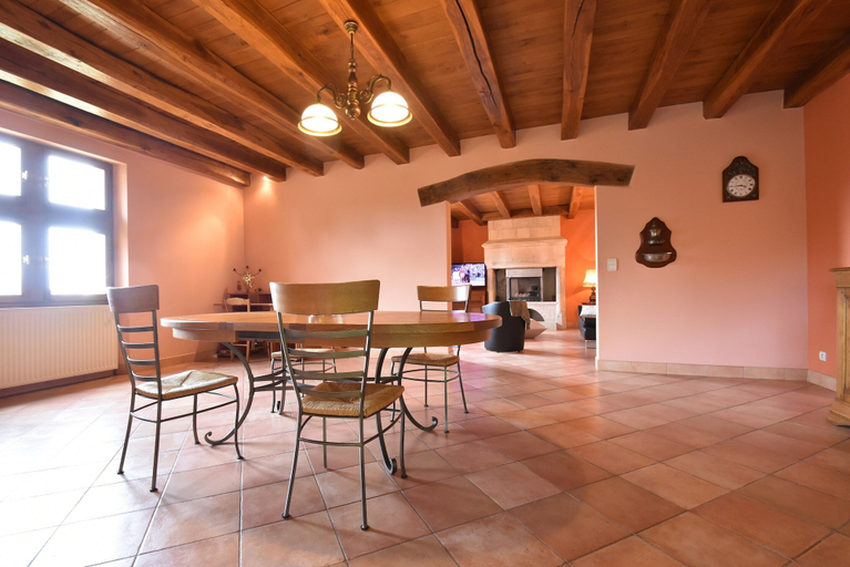 Dining 5, Luxurious Holiday Home in Domme With Swimming Pool, Dordogne