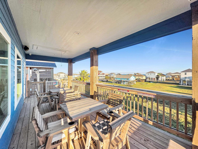 Outdoor dining 5, Do Hideaway 3 Bedroom Home, Galveston