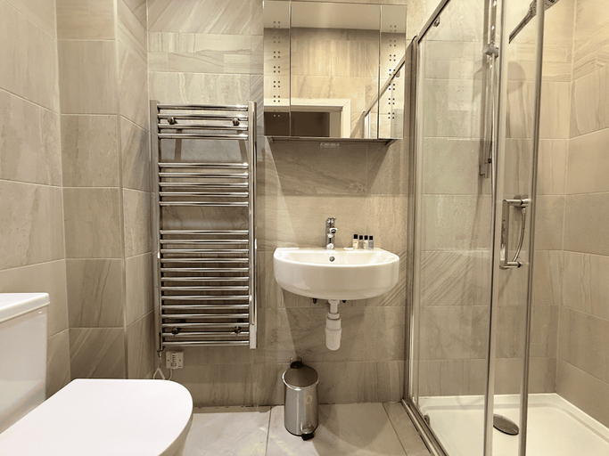 Bathroom 2, Elegant 2 Bed City Centre Flat, Sheffield
