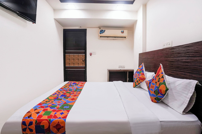 Room 5, Via White Star, Mumbai Suburban