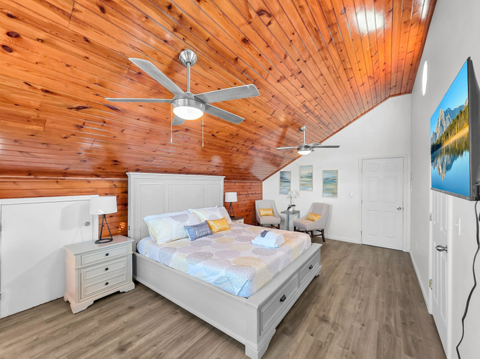 Room 4, Over The Rainbow 3 Bedroom Home, Galveston