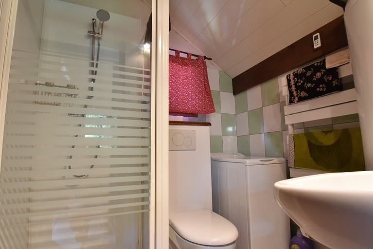Bathroom 4, Quiet Chalet with Garden, Moselle