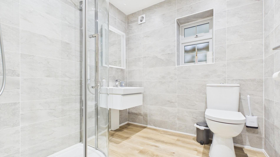 Bathroom 4, Rainbow Leap - 5 Bed Holiday Home - Saundersfoot, Pembrokeshire