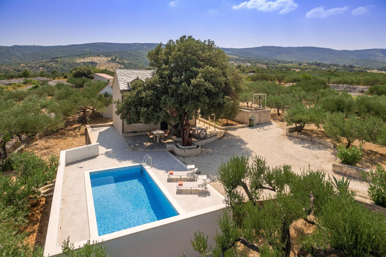 Sport & Beauty 1, Charming villa with swimming pool, Pučišća
