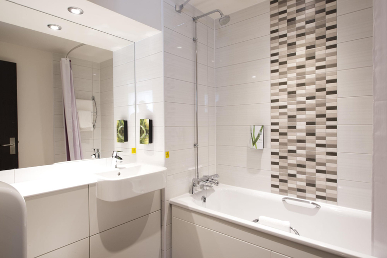 Bathroom 3, Premier Inn Leeds Cc - Whitehall Road, Leeds