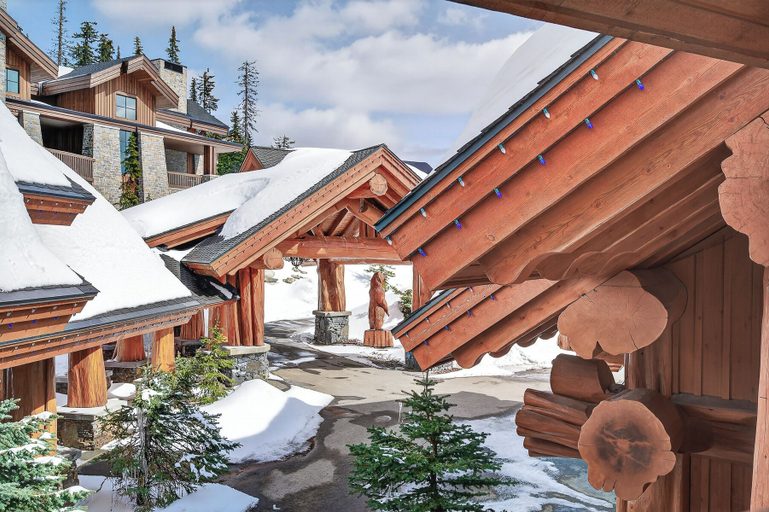 Parking 5, White Spirit Lodge Artisan Log, Kootenay Boundary