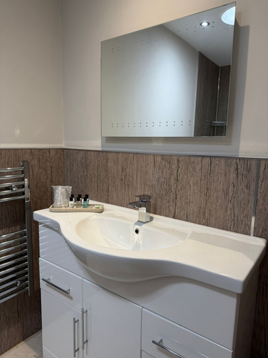 Bathroom 5, De Courceys Manor Cottages, Cardiff