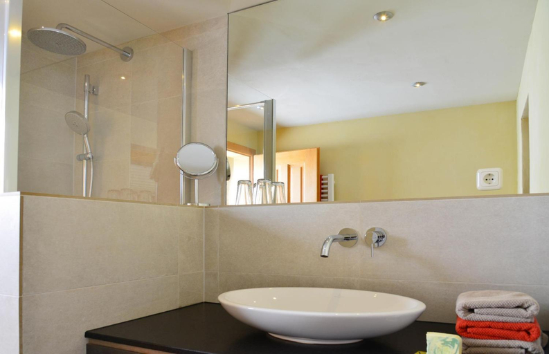 Bathroom 2, Haus Farbenklang, Regen