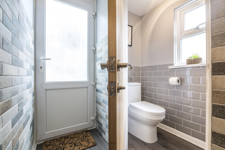 Bathroom 4, Mayfield House - 4 Bedroom House - Tenby, Pembrokeshire