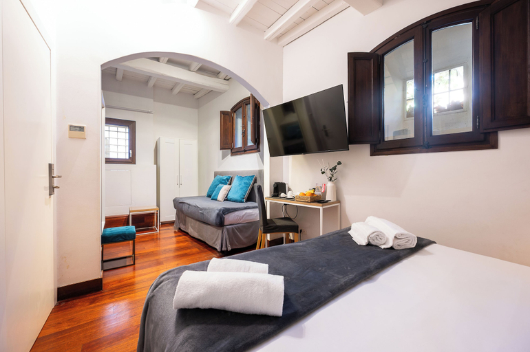 Others 4, Maison Giulia, Rome