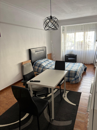 Others 2, Quarto de Casal Acolhedor, Almada