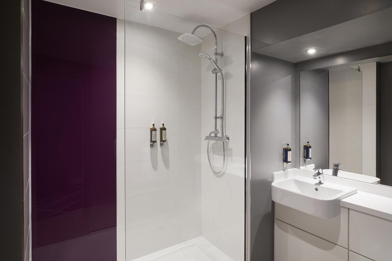 Bathroom 3, Premier Inn Warwick, Warwickshire