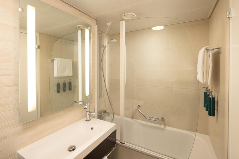 Bathroom 5, Hilton Zurich Airport, Bülach