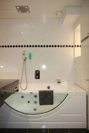 Bathroom 4, Hotel Henry II Beaune Centre, Côte-d'Or