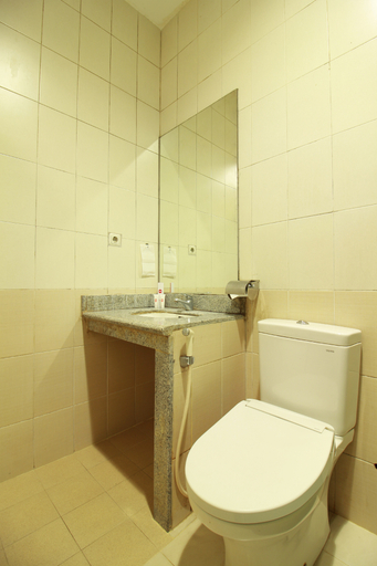 Bathroom 3, Collection O Sweet Karina, Bandung