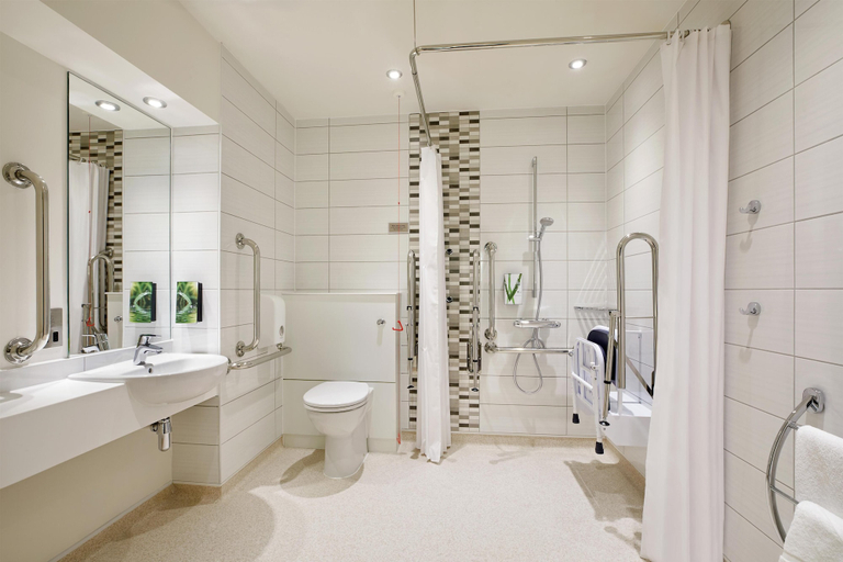 Bathroom 3, Premier Inn Gloucester - Quayside, Gloucestershire