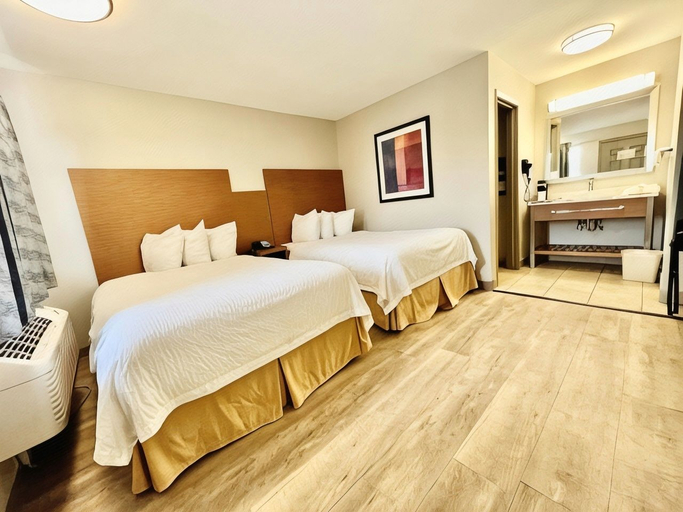 Bedroom 2, Days Inn & Suites by Wyndham Arlington Near Six Flags, Arlington